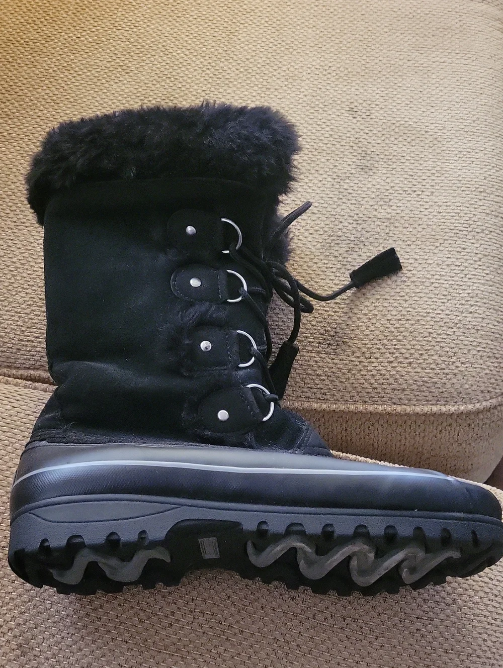 Khombu brand Women's Black Faux Fur Lace-Up Winter Boots Size 11